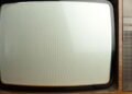 Como limpar a tela da sua TV com um truque caseiro sem danificá-la