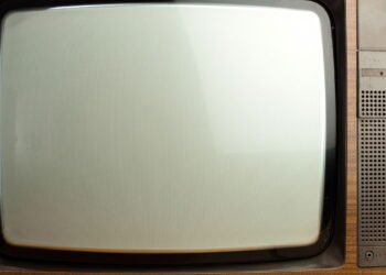 Como limpar a tela da sua TV com um truque caseiro sem danificá-la