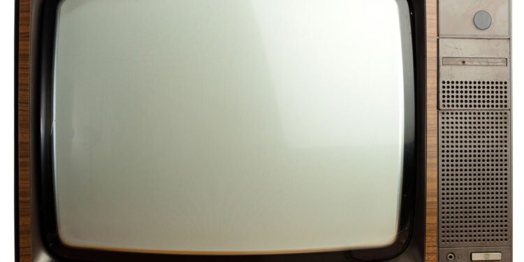 Como limpar a tela da sua TV com um truque caseiro sem danificá-la