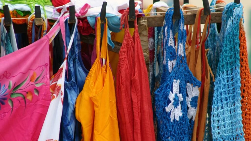 O impacto psicológico das cores: confiança, elegância e pureza em azul, preto e branco