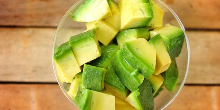 O abacate (Persea americana) é uma fruta rica em gorduras monoinsaturadas, antioxidantes e compostos bioativos  - Créditos: depositphotos.com / Successo images