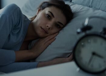 O que significa acordar no meia da noite, segundo especialistas