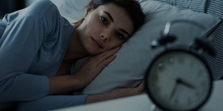 O que significa acordar no meia da noite, segundo especialistas