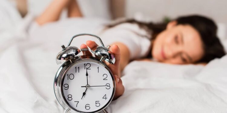 Acordar bem depende da qualidade do sono, da luz natural e de uma rotina equilibrada de descanso. // Créditos: depositphotos.com / VitalikRadko