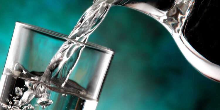 Água com gás ou sem gás? Entenda as diferenças e veja qual combina mais com seu corpo