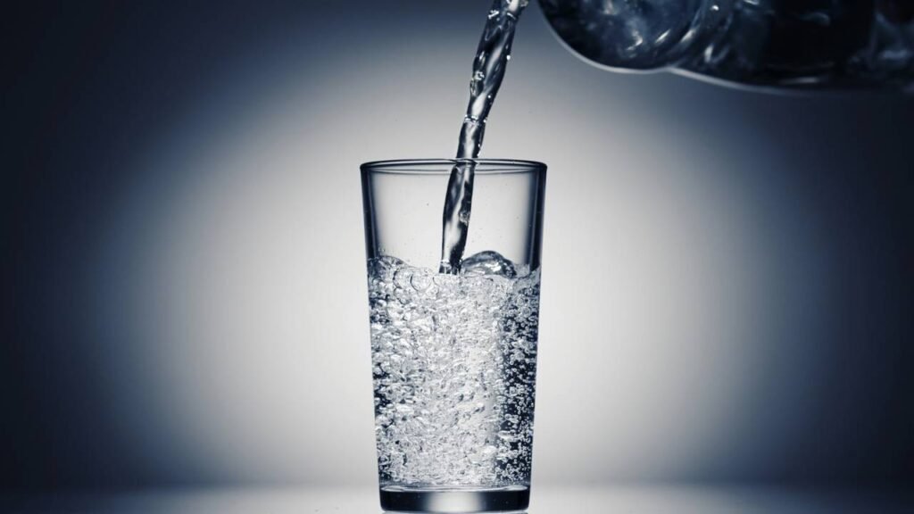Água com gás ou sem gás? Entenda as diferenças e veja qual combina mais com seu corpo