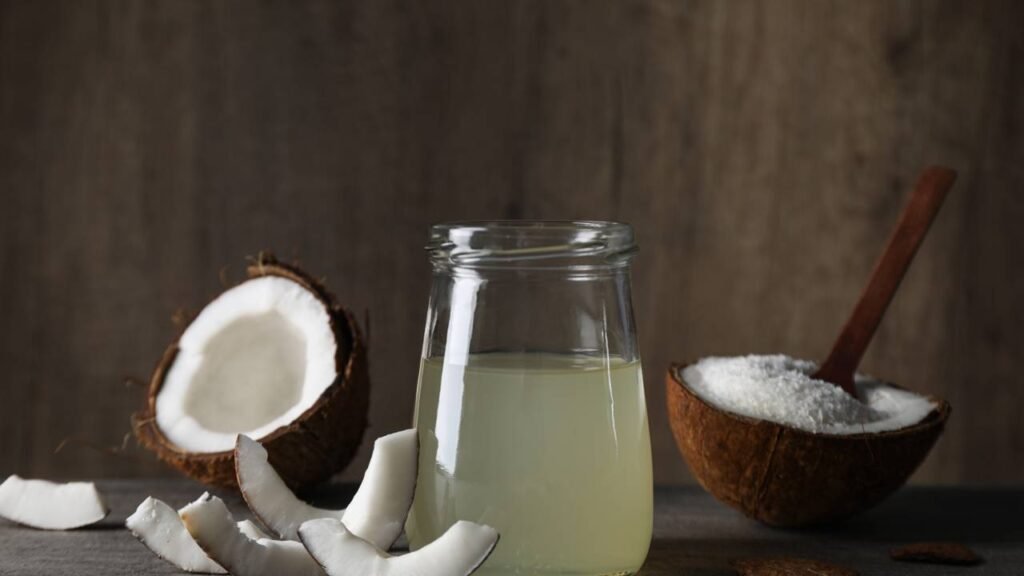 Consumo de água de coco pela manhã que hidrata, ativa o organismo e proporciona efeitos positivos no corpo desde os primeiros minutos do dia
