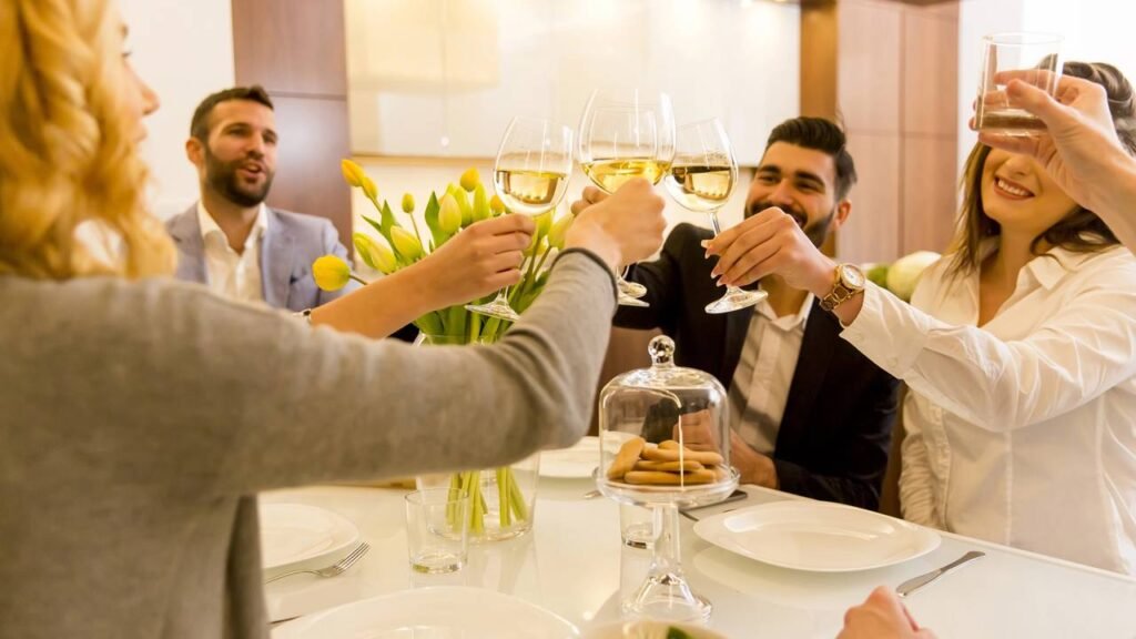 O que significa limpar a mesa depois de comer na casa de outra pessoa, segundo a psicologia?