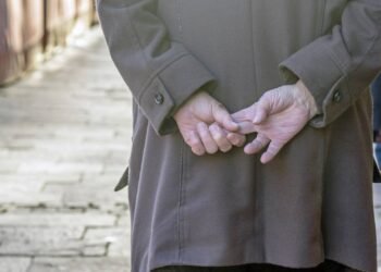 O que significa andar com as mãos atrás das costas, segundo a psicologia?