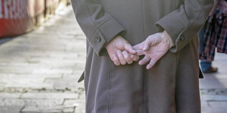 O que significa andar com as mãos atrás das costas, segundo a psicologia?