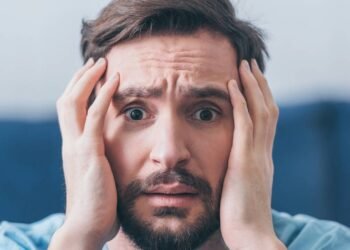 O que significa uma pessoa checar sua própria casa o tempo todo