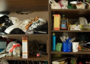 O que significa deixar seu guarda-roupa bagunçado, segundo a psicologia