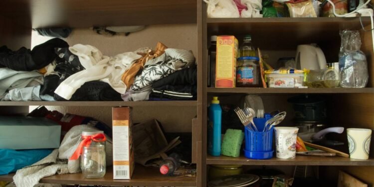 O que significa deixar seu guarda-roupa bagunçado, segundo a psicologia