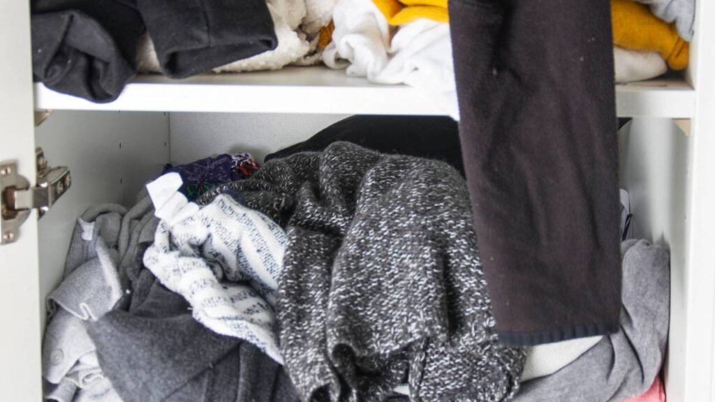 O que significa deixar seu guarda-roupa bagunçado, segundo a psicologia