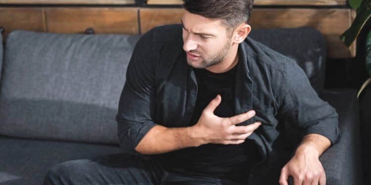 Os cinco sinais comuns de um ataque cardíaco que você deve observar