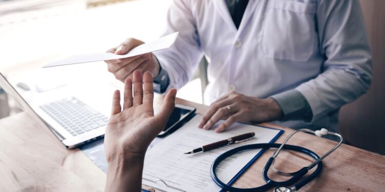 Atestado Médico - Créditos: depositphotos.com / wutwhan