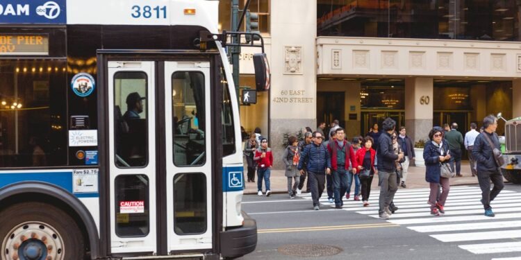 Pessoas atravessando a rua - Créditos: depositphotos.com / IgorVetushko
