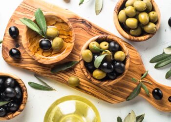 Poucos sabem: qual a diferença entre azeitonas verdes e pretas