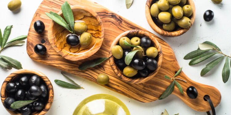 Poucos sabem: qual a diferença entre azeitonas verdes e pretas