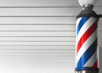 O que significa aquele poste giratório colorido das barbearias