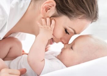 Por que bebês precisam ouvir a voz da sua mãe depois de nascerem