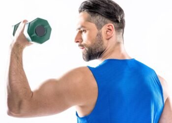 3 métodos para fortalecer os bíceps em casa sem precisar de aparelhos