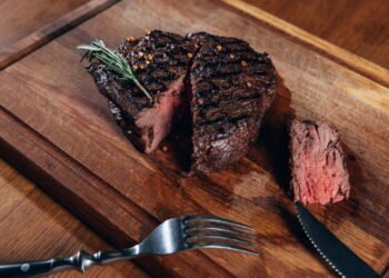 O maior erro que você comete ao cozinhar bife, segundo açougueiros