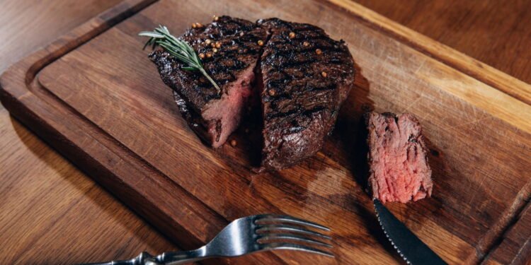 O maior erro que você comete ao cozinhar bife, segundo açougueiros