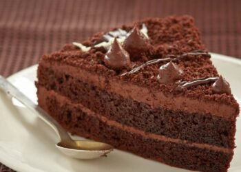 O bolo de chocolate que você pode fazer sem assar e com dois ingredientes