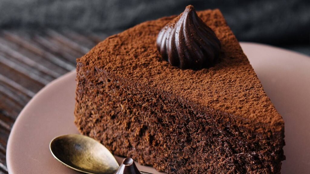 O bolo de chocolate que você pode fazer sem assar e com dois ingredientes