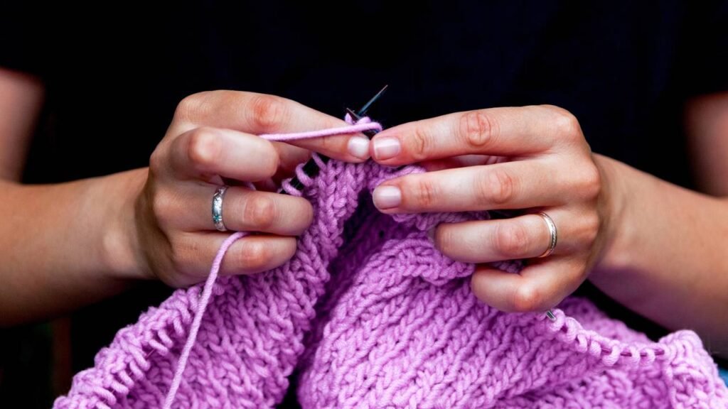 Cachecol de crochê feito à mão é fácil de fazer e transforma qualquer look de inverno