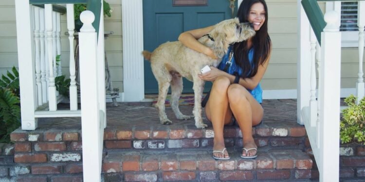 A razão pela qual deixar seu cachorro beijar você no rosto não é uma boa ideia, segundo um veterinário