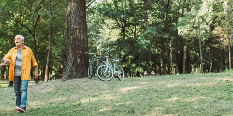 A caminhada de 15 minutos após o jantar para quem já passou dos 50 anos