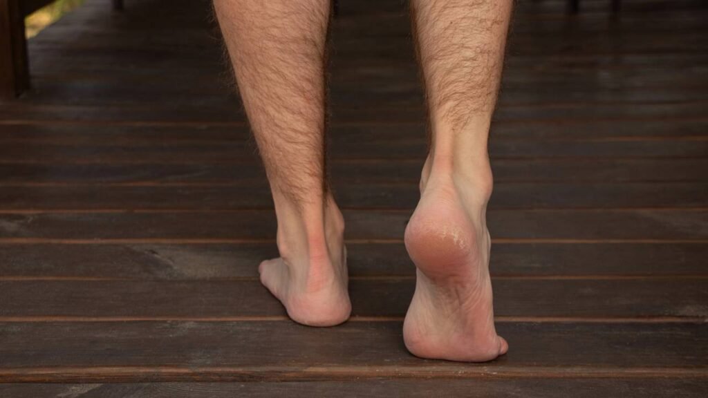 O que significa preferir caminhar descalço, segundo a psicologia do comportamento