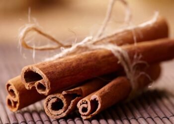 Da redução da inflamação ao alto nível de açúcar no sangue: 6 razões para comer uma pitada de canela antes de dormir