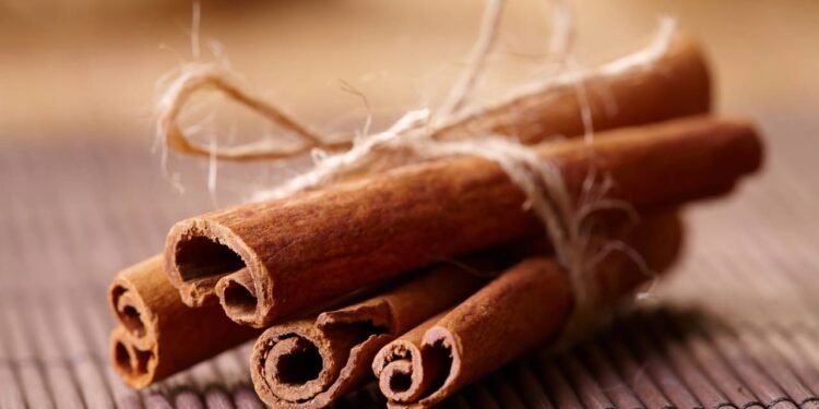 Da redução da inflamação ao alto nível de açúcar no sangue: 6 razões para comer uma pitada de canela antes de dormir