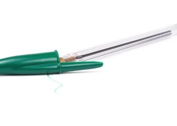 Poucos sabem: para que serve o orifício que as canetas têm em um dos lados