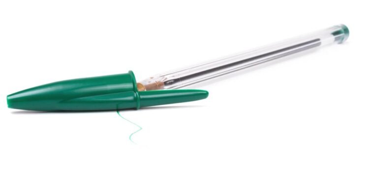 Poucos sabem: para que serve o orifício que as canetas têm em um dos lados