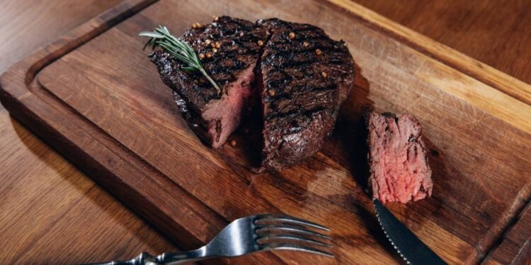 O consumo moderado de carne volta ao debate por seu impacto na saúde e no meio ambiente. // Créditos: depositphotos.com / AntonMatyukha