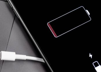 3 truques para carregar o celular quando não há luz