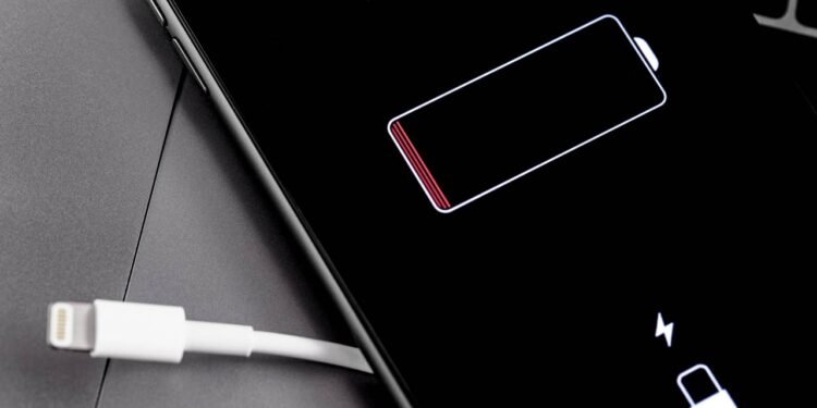 3 truques para carregar o celular quando não há luz