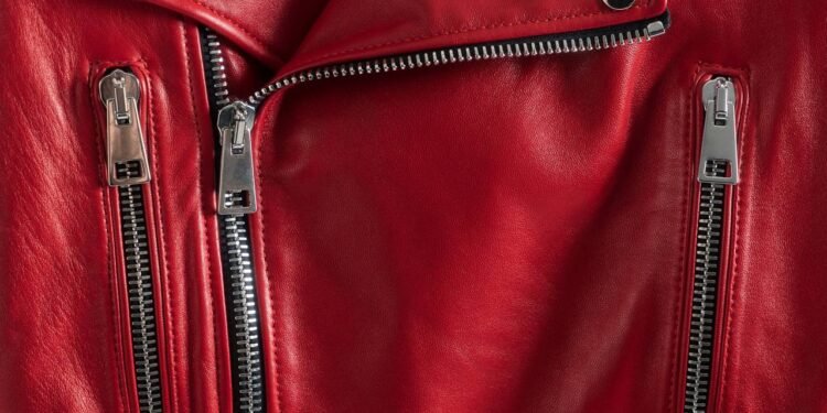 O mercado de casacos de couro cresce com novas opções sustentáveis e design contemporâneo. // Créditos: depositphotos.com / apazuhanich