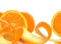 Por que é recomendado colocar cascas de laranja na geladeira e para que elas servem?