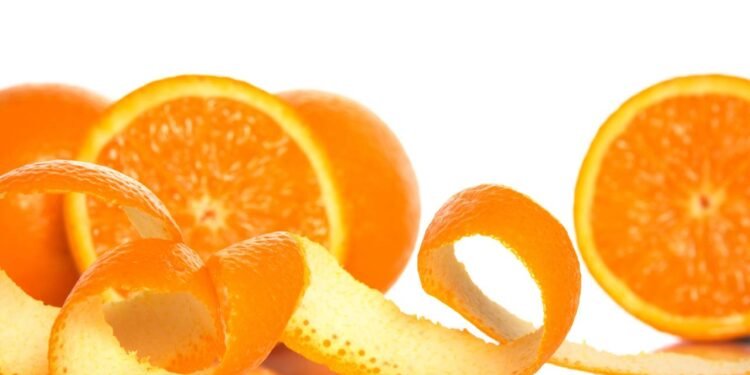 Por que é recomendado colocar cascas de laranja na geladeira e para que elas servem?