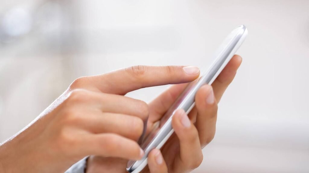 O aparelho que tocamos mais de 100 vezes por dia e está cheio de micróbios