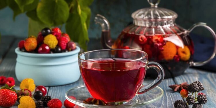 O chá de amora contém flavonoides e polifenóis que auxiliam na dilatação dos vasos sanguíneos e na redução da pressão arterial - Créditos: depositphotos.com / 02irina