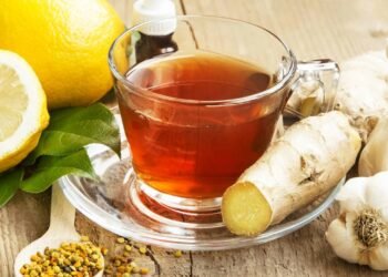 O chá poderoso que ajuda contra inflamações na garganta e gripe