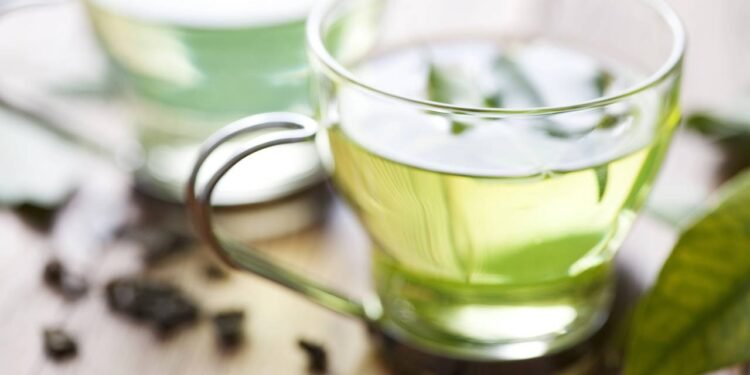 O chá verde é conhecido por seus antioxidantes que auxiliam na queima de gordura e na saúde do coração. // Créditos: depositphotos.com / livfriis