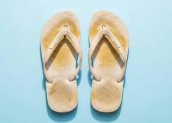 Como lavar chinelos brancos "encardidos" e remover manchas