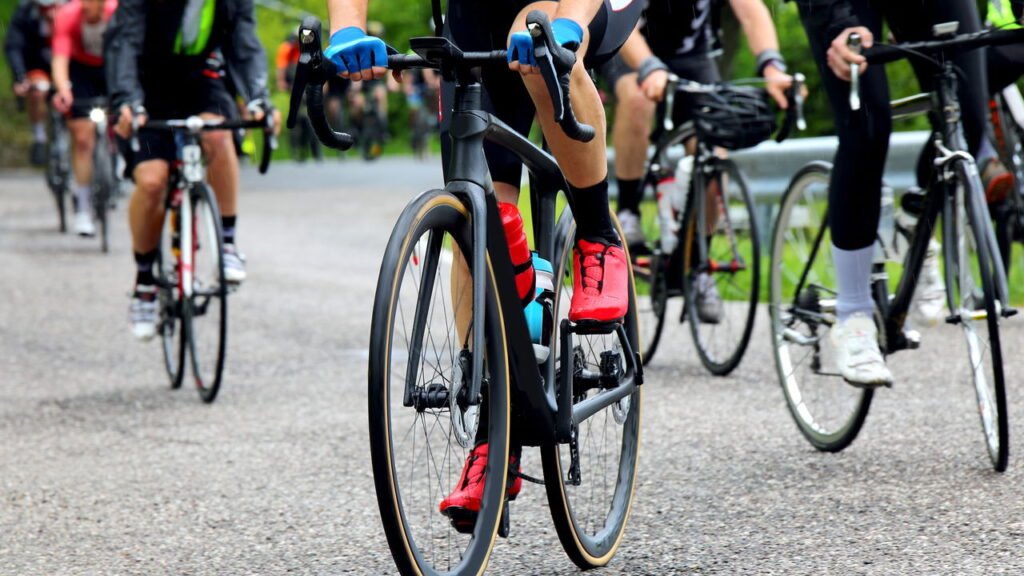 Ciclismo vs. Caminhada: Especialistas Explicam Qual é Melhor para Perder Peso